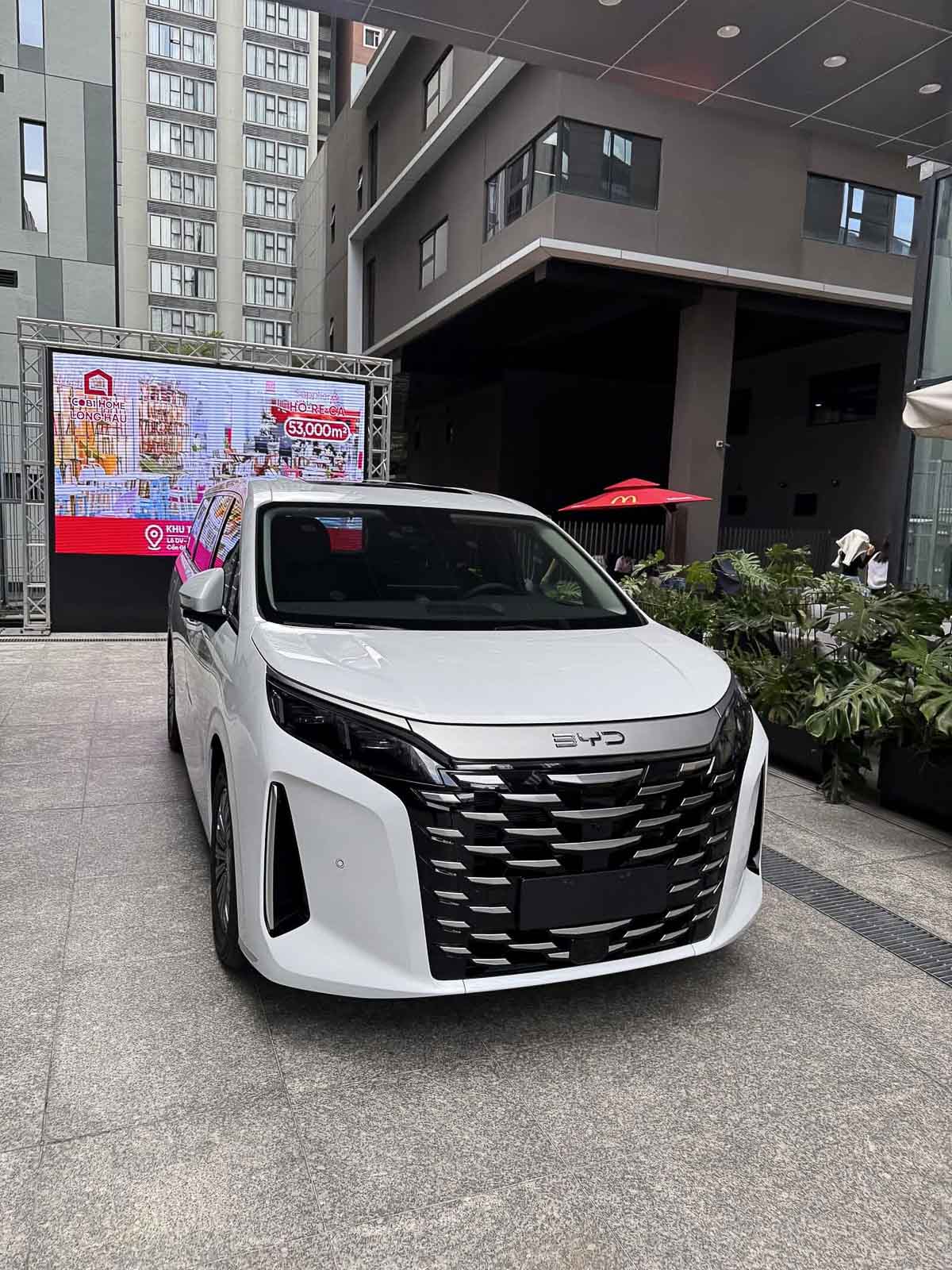 BYD M9 1 BYD M9 – MPV điện hạng sang với thiết kế sang trọng, pin Blade an toàn, quãng đường 600 km. Xem ngay giá bán & thông số BYD M9 mới nhất 2025."