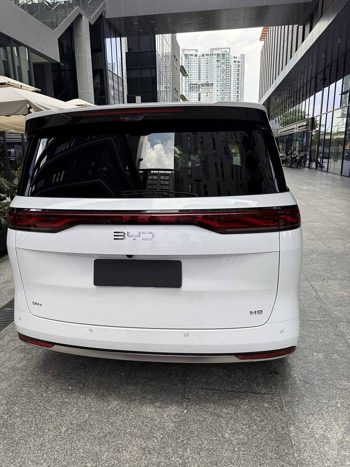 BYD M9 2 BYD M9 – MPV điện hạng sang với thiết kế sang trọng, pin Blade an toàn, quãng đường 600 km. Xem ngay giá bán & thông số BYD M9 mới nhất 2025."