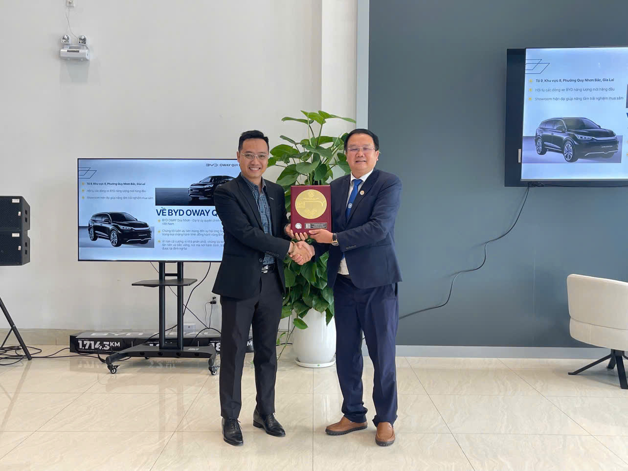 Sinh Viên Đại Học Quy Nhơn trong ngày hội workshop cùng " Công Nghệ Trên Xe ByD" 23 Sinh Viên Đại Học Quy Nhơn trong ngày hội workshop cùng " Công Nghệ Trên Xe ByD" 4 Sinh Viên Đại Học Quy Nhơn trong ngày hội workshop cùng " Công Nghệ Trên Xe ByD"