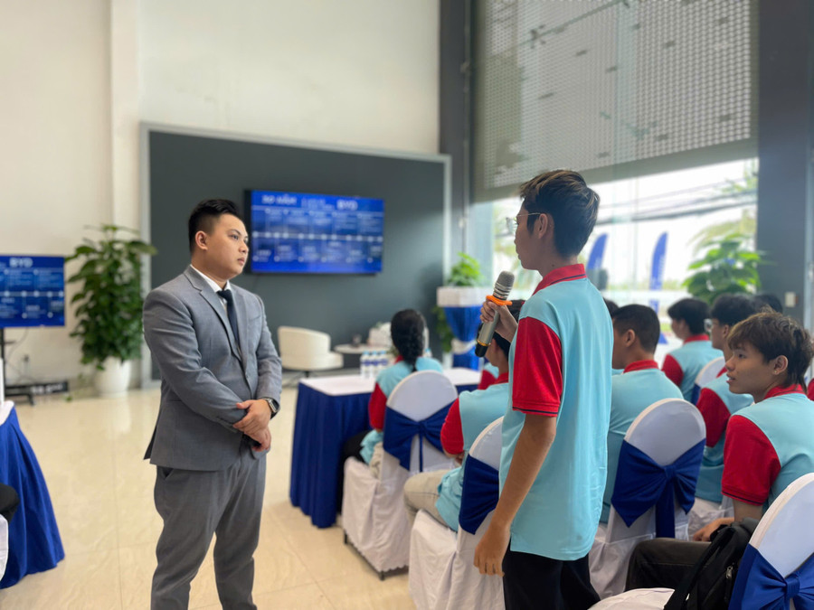 Sinh Viên Đại Học Quy Nhơn trong ngày hội workshop cùng " Công Nghệ Trên Xe ByD" 22 Sinh Viên Đại Học Quy Nhơn trong ngày hội workshop cùng " Công Nghệ Trên Xe ByD" image Sinh Viên Đại Học Quy Nhơn trong ngày hội workshop cùng " Công Nghệ Trên Xe ByD"